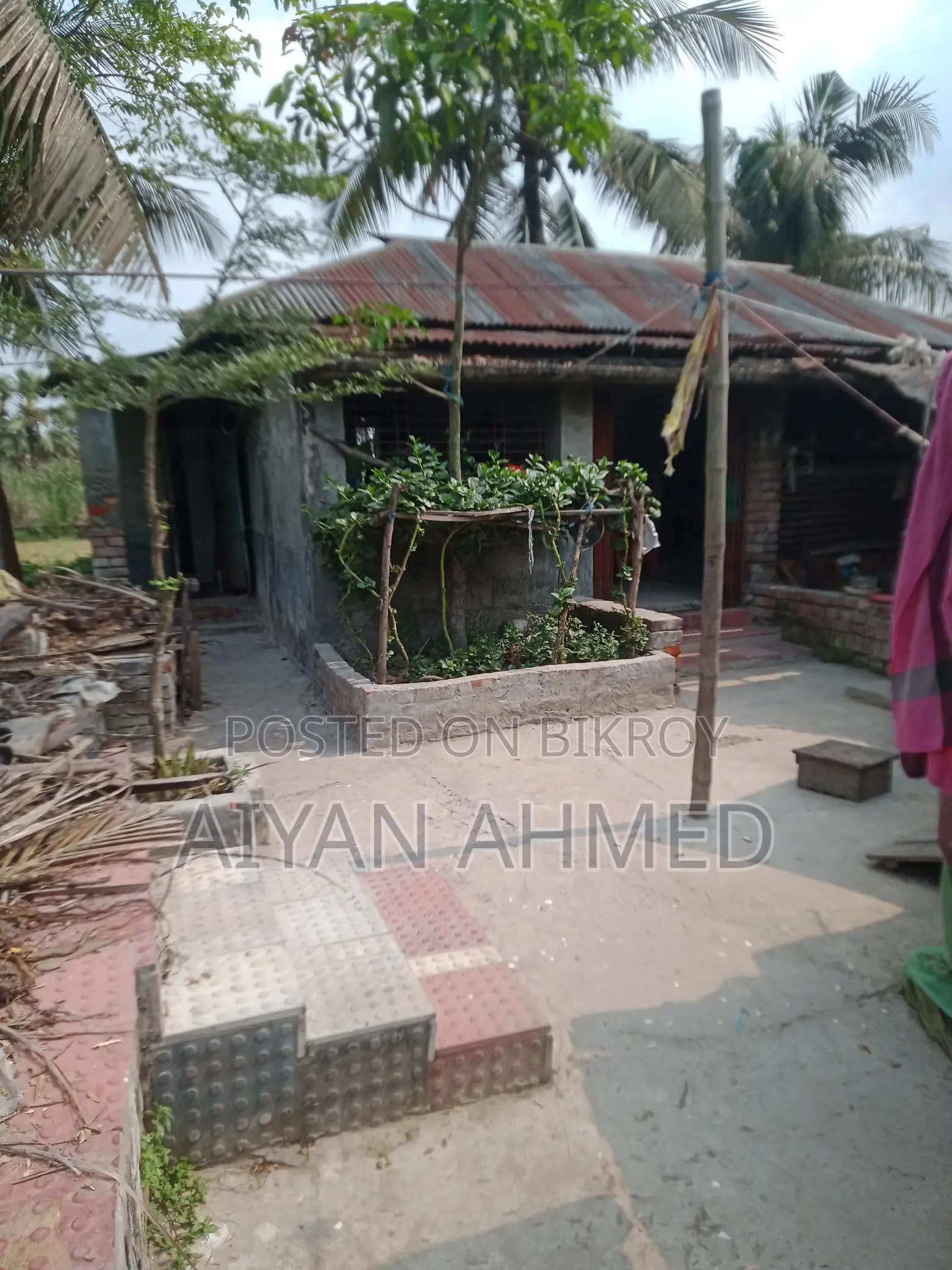 বসত বাড়ি সহ জমি বিক্র হবে পরিমাণ পোনে ৫ কাঠা, জমির রাস্তা ৬ ফুট