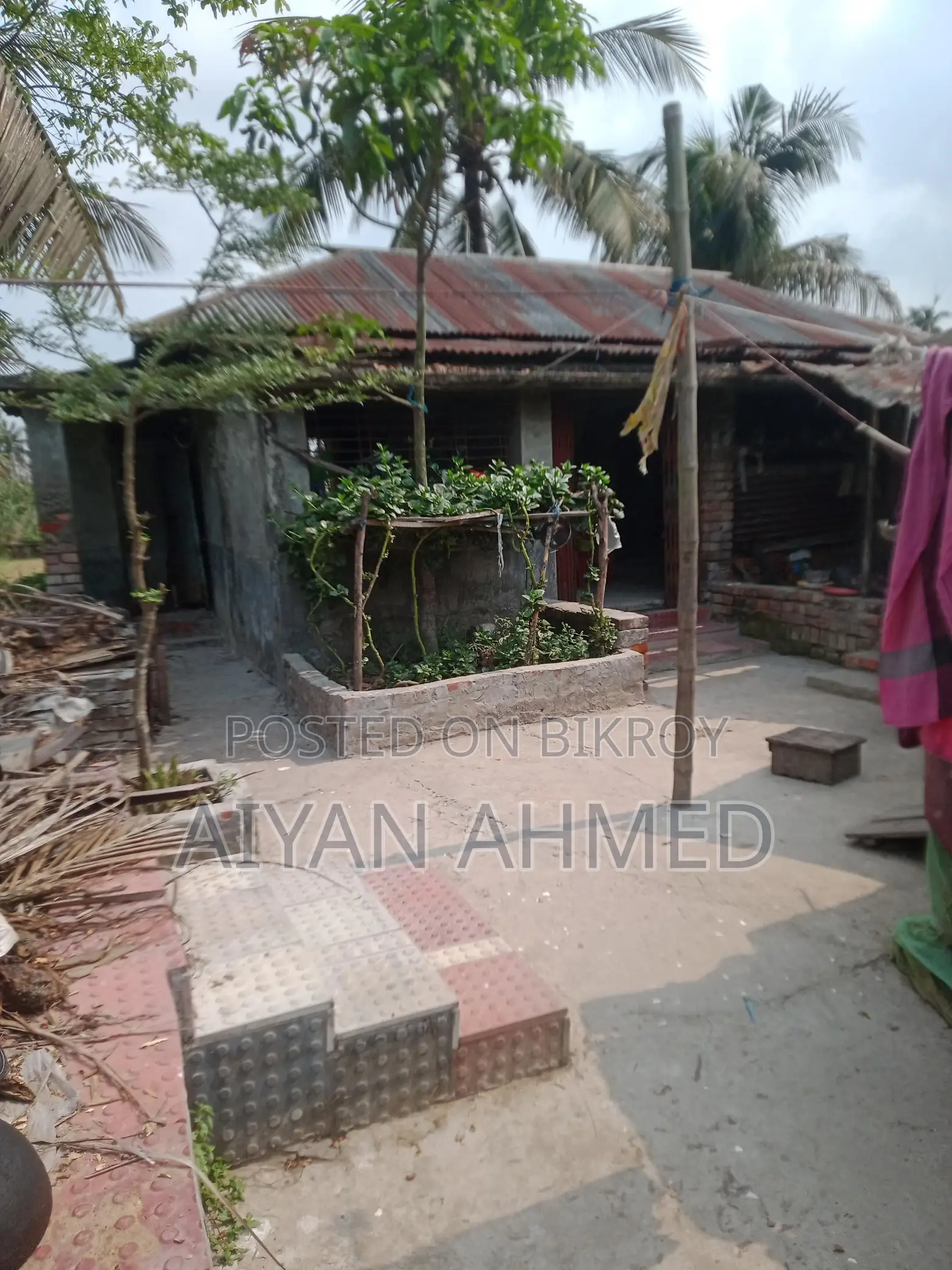 বসত বাড়ি সহ জমি বিক্র হবে পরিমাণ পোনে ৫ কাঠা, জমির রাস্তা ৬ ফুট