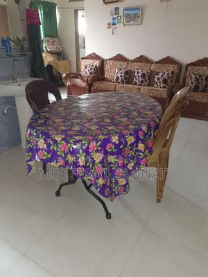 টেবিলটি বিক্রি করা হবে