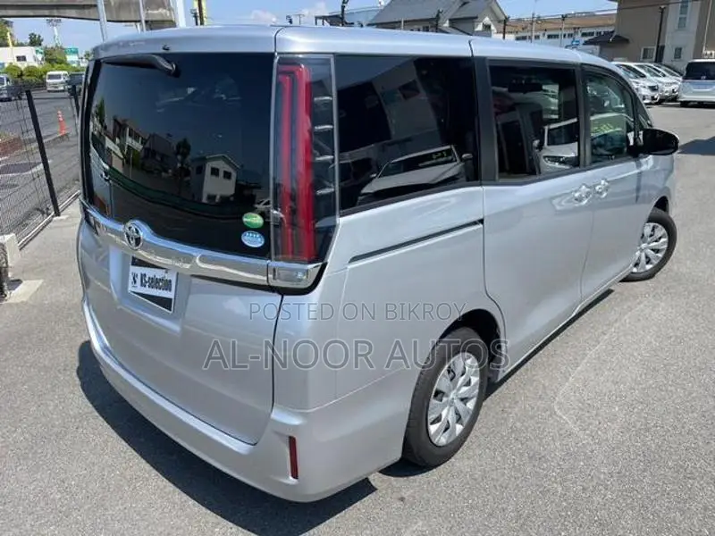Toyota Noah Non hybrid 2021