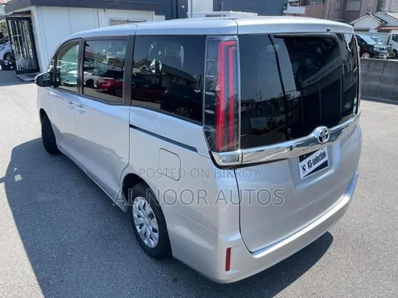Toyota Noah Non hybrid 2021