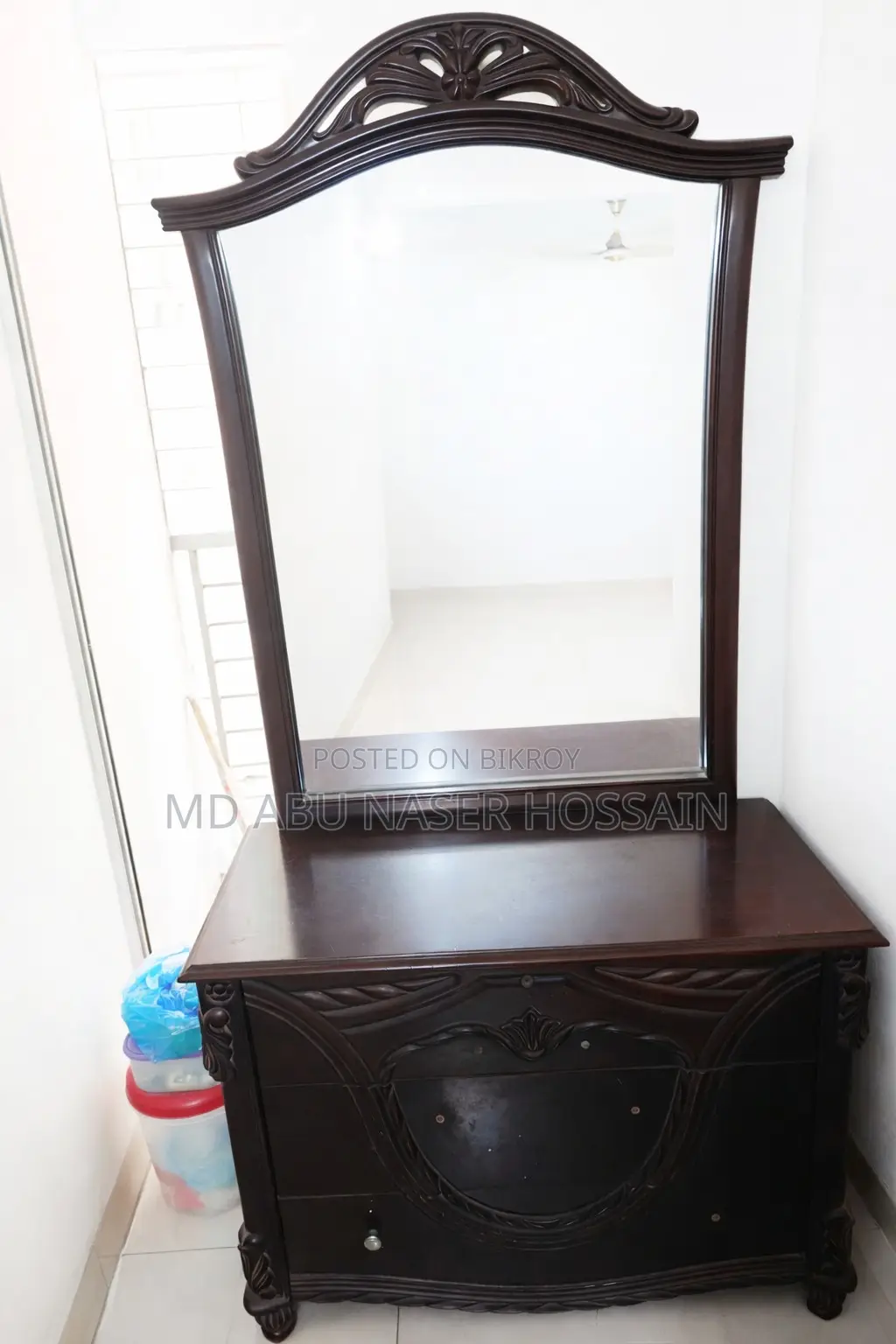 Showcase, Dressing Table, and Bed for Sale at an Attractive Price!