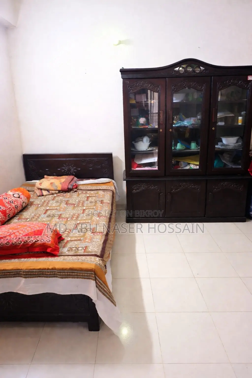 Showcase, Dressing Table, and Bed for Sale at an Attractive Price!