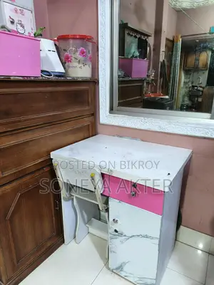 পড়াশোনার টেবিল