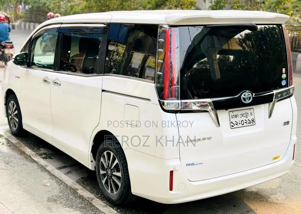 Toyota Esquire 2018