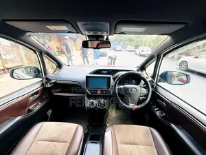 Toyota Esquire 2018