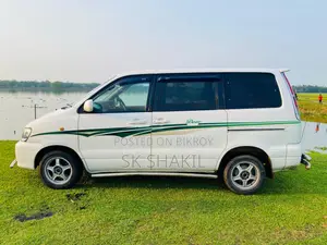 Toyota Noah Super star limo 2001