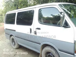 Toyota Hiace . 2004