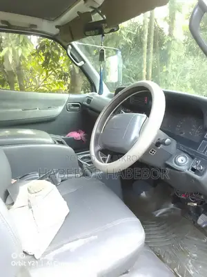 Toyota Hiace . 2004