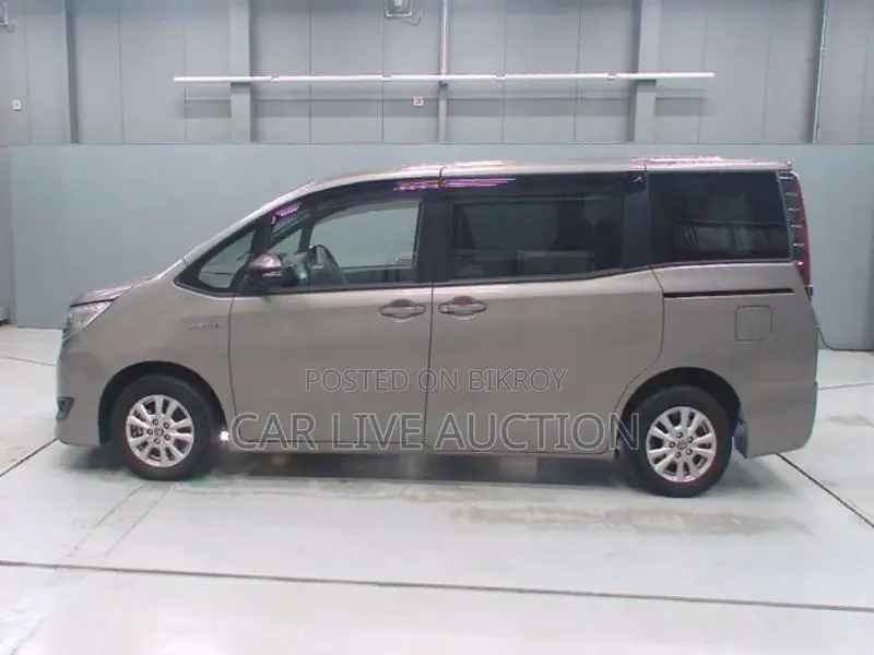 Toyota Noah Hybrid 2021