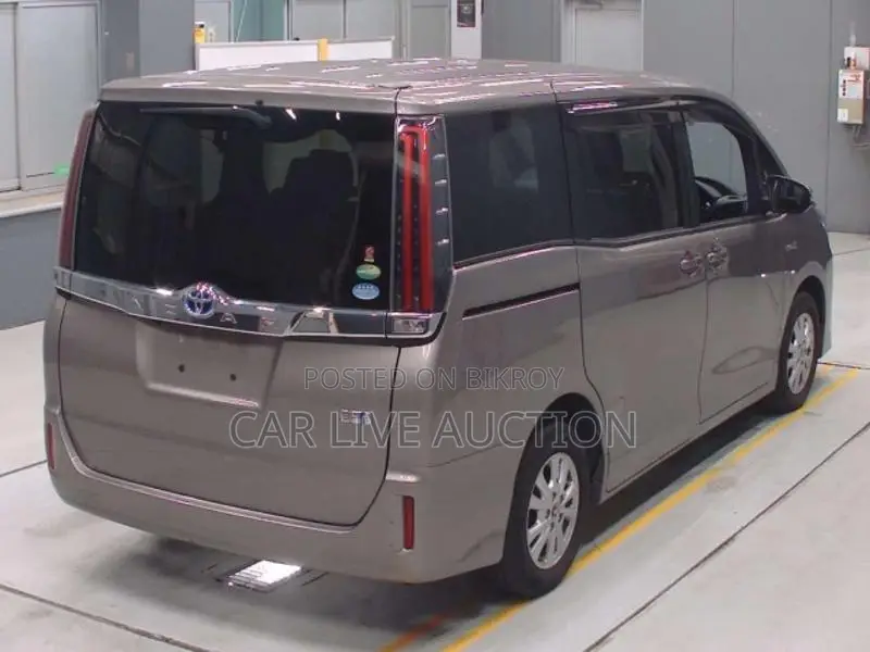 Toyota Noah Hybrid 2021
