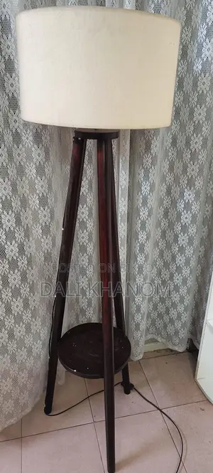 সেলফ এবং ল্যাম্প শেড