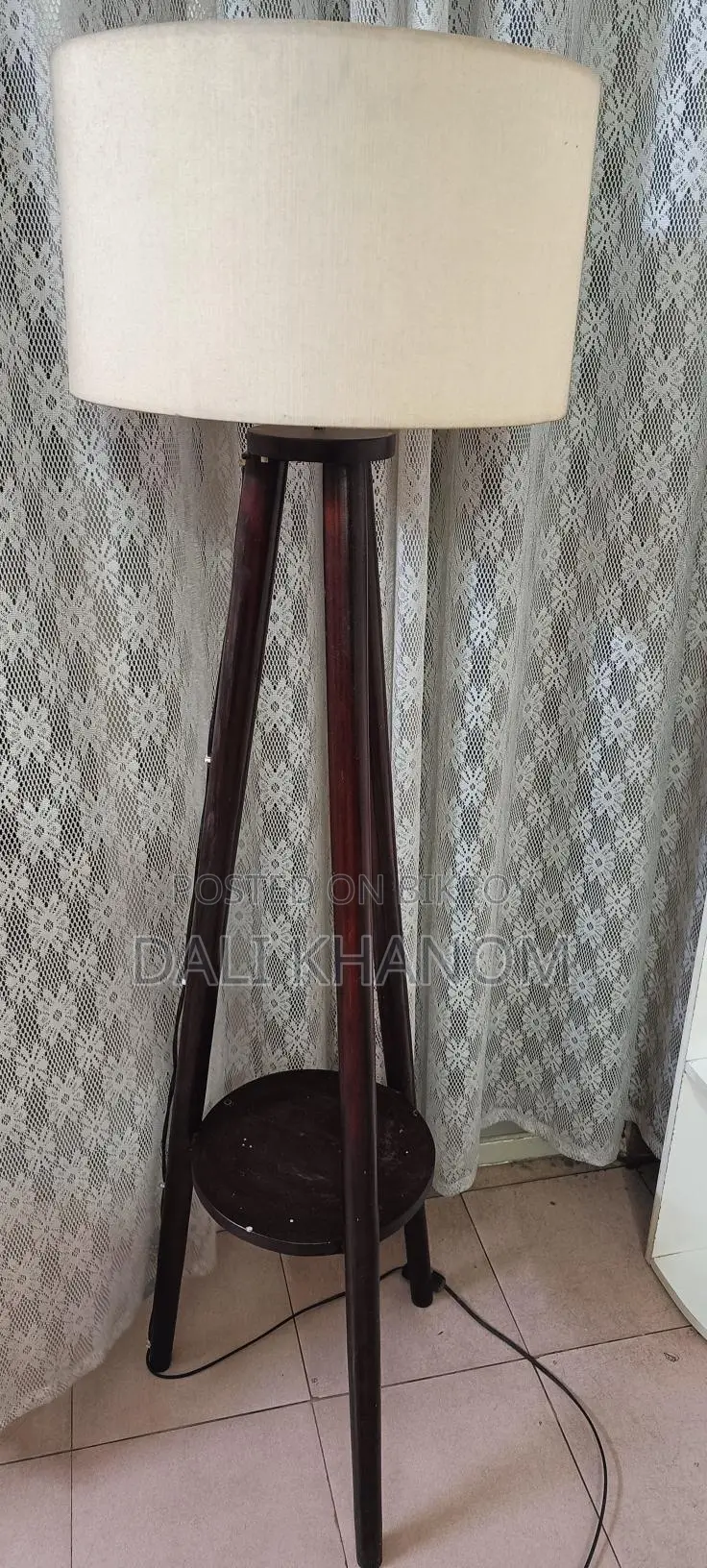 সেলফ এবং ল্যাম্প শেড