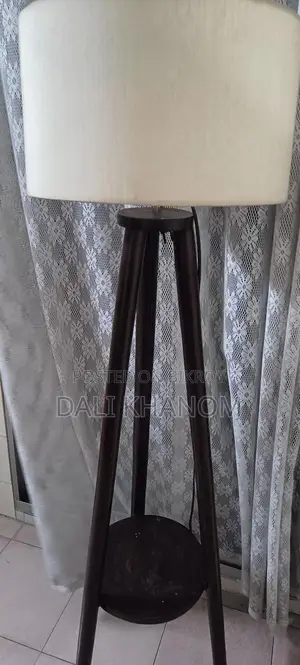 সেলফ এবং ল্যাম্প শেড