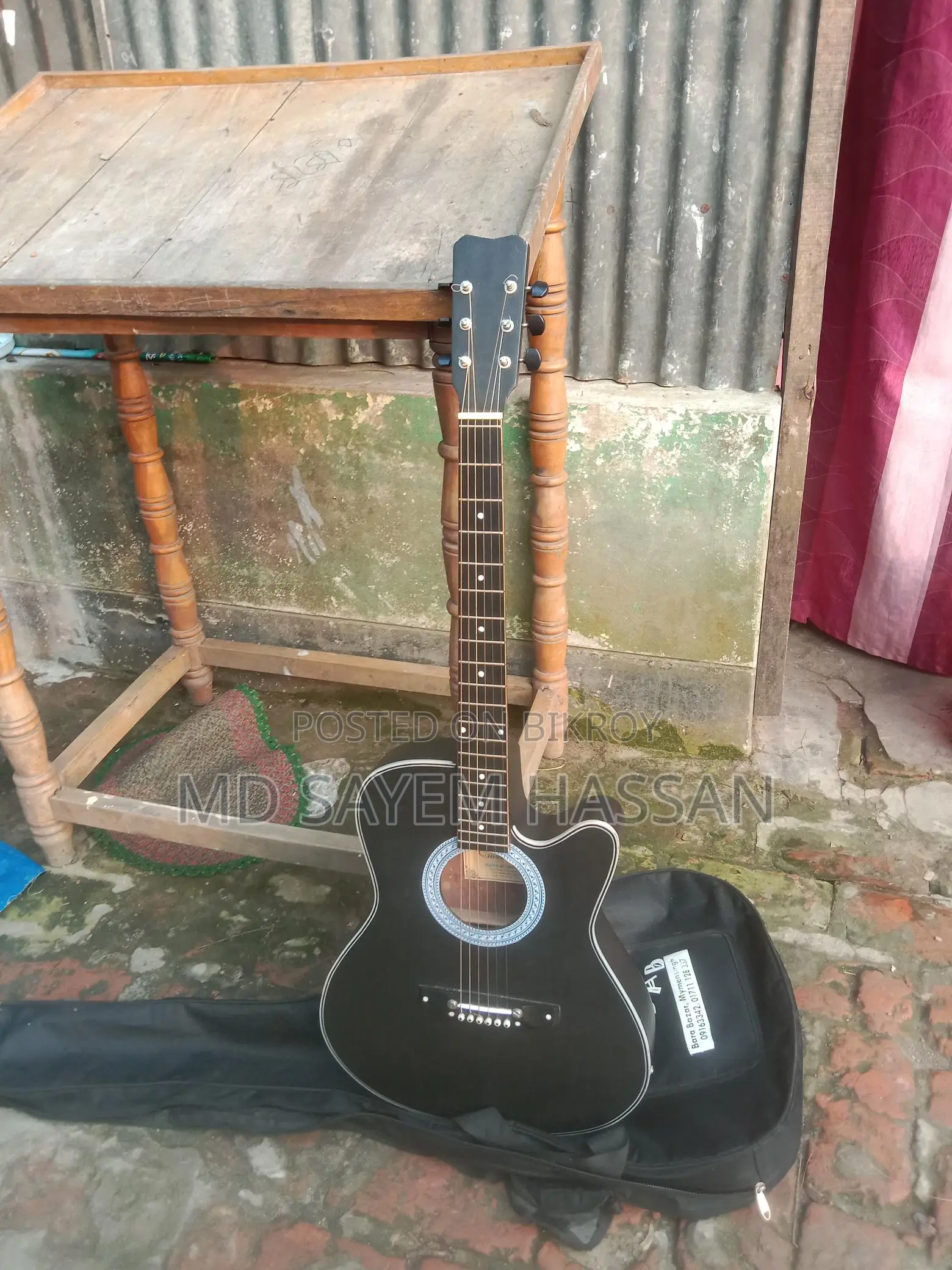 গিটার বিক্রি করব