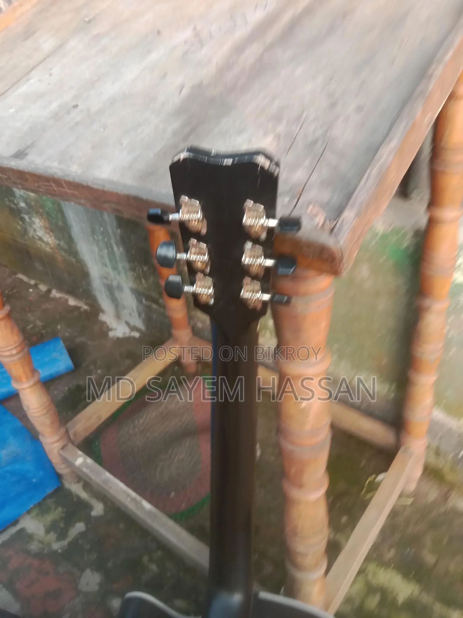 গিটার বিক্রি করব