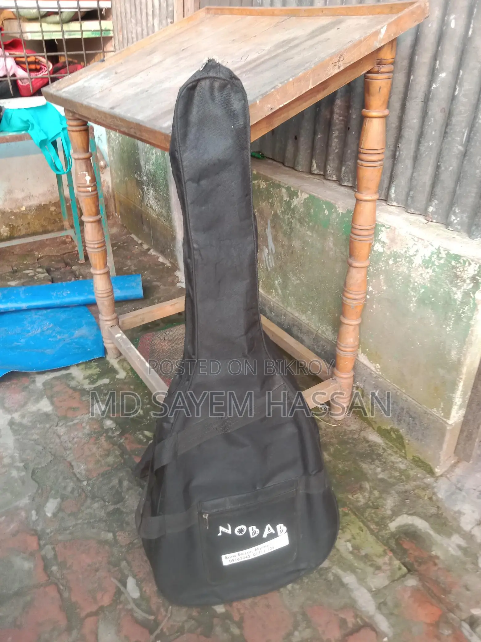 গিটার বিক্রি করব