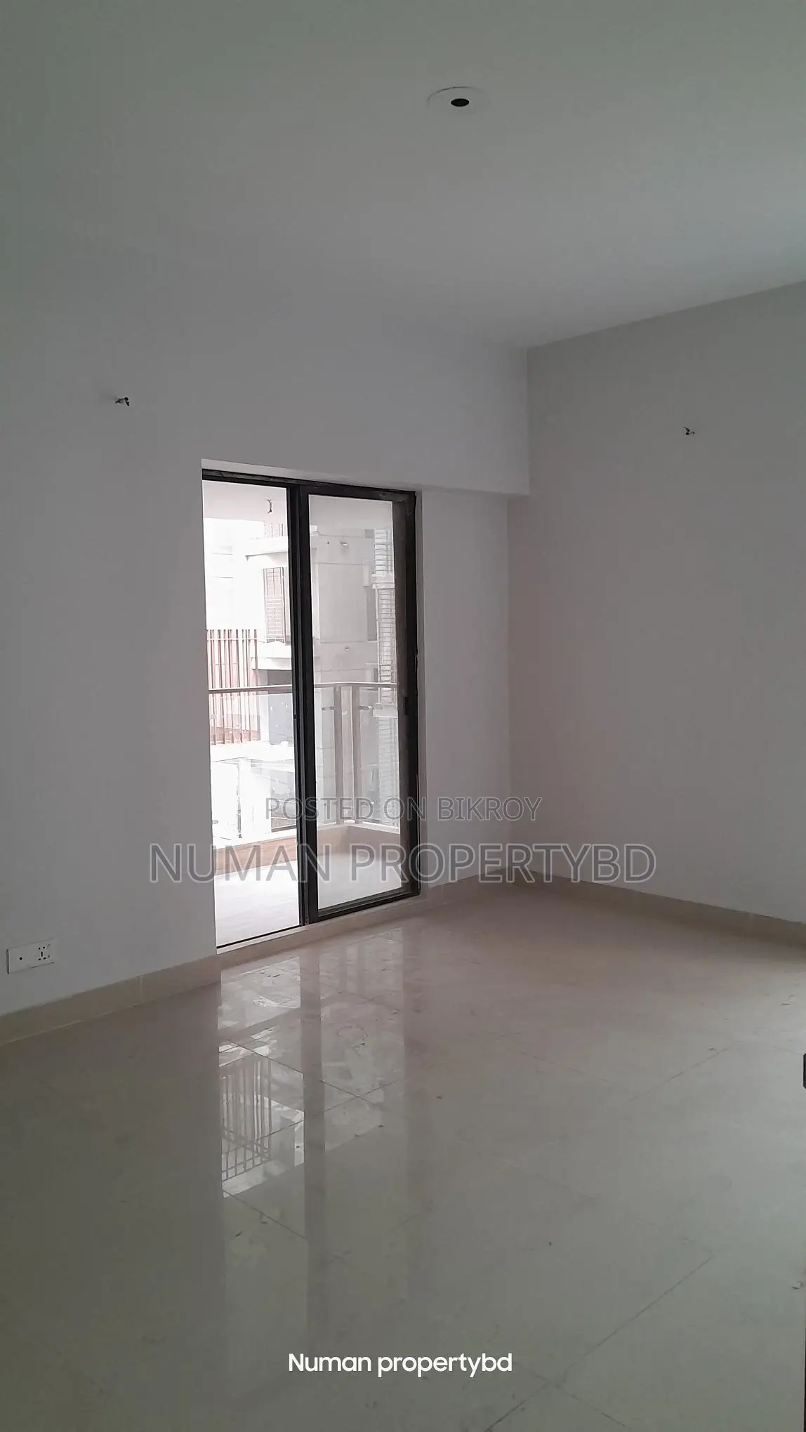 2400 sq ft 3 bedroom new luxurious semi-furnished flat for rent