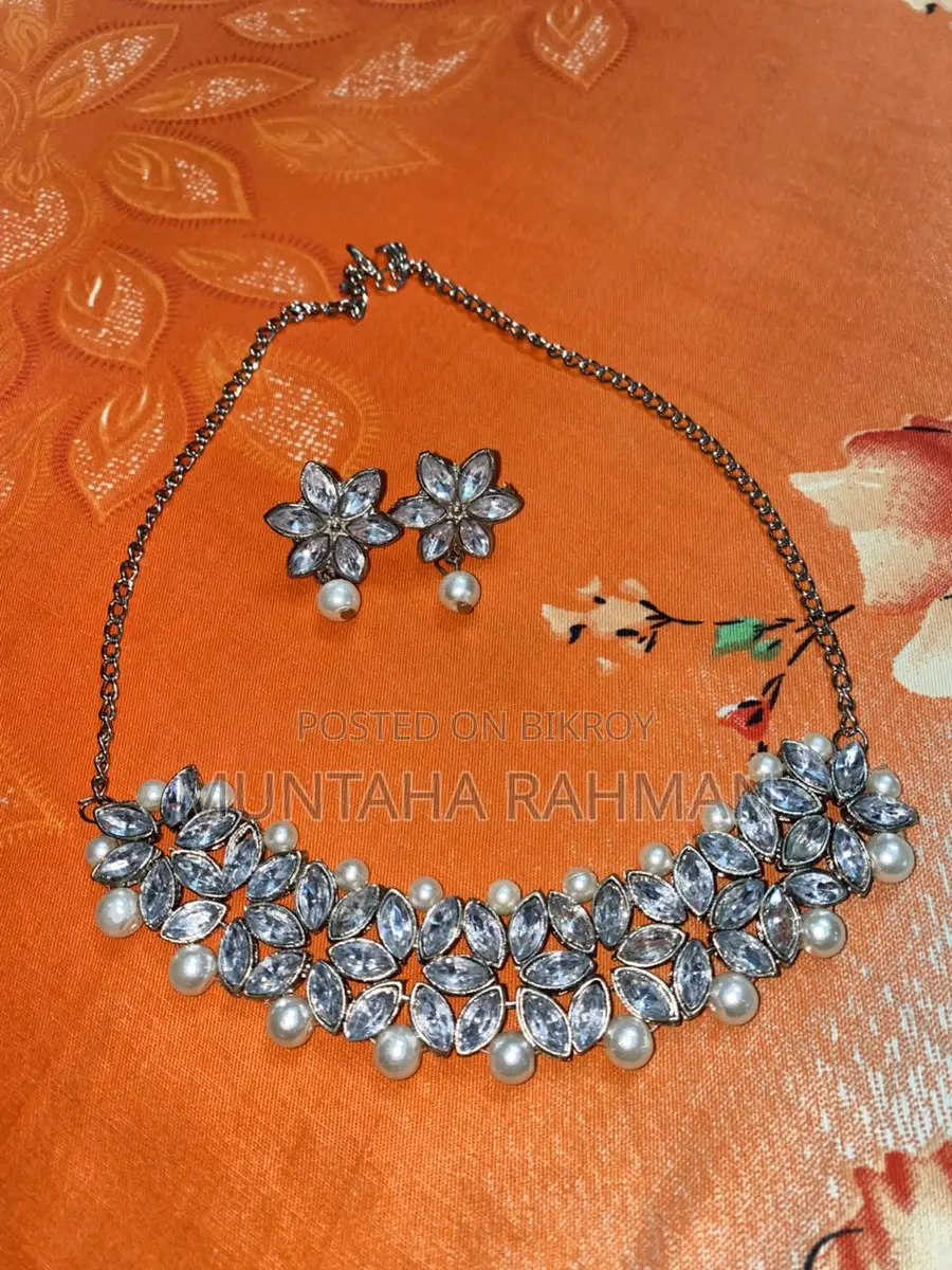 Neck choker necklace