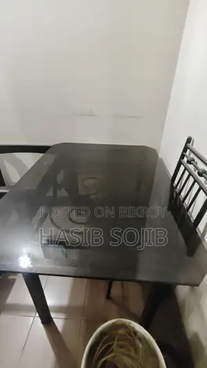 ডাইনিং টেবিল