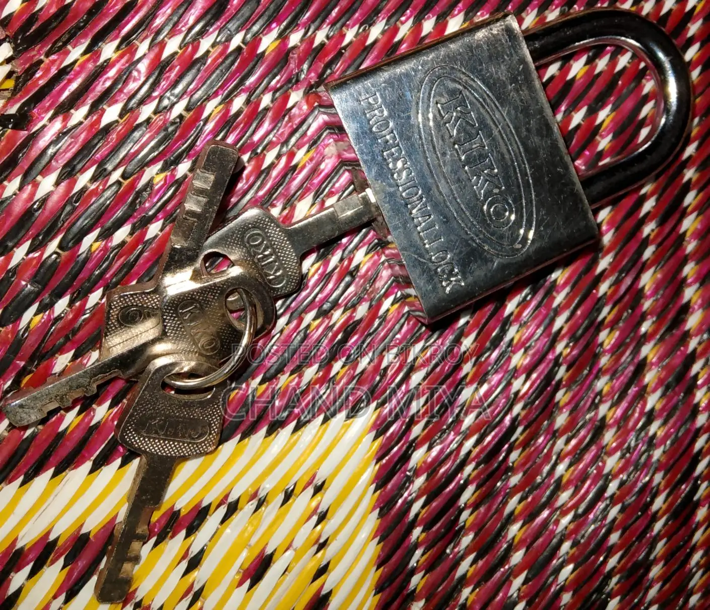 Heavy lock with 4 keys