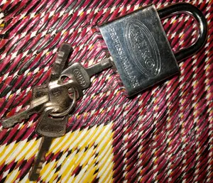 Heavy lock with 4 keys