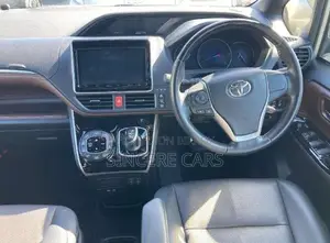 Toyota Esquire GI PKG HYB 2021