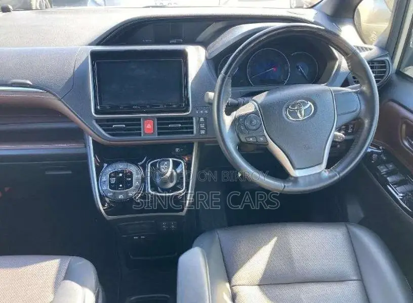 Toyota Esquire GI PKG HYB 2021