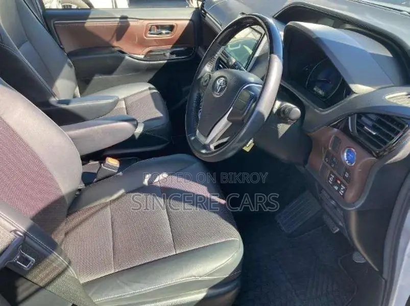 Toyota Esquire GI PKG HYB 2021