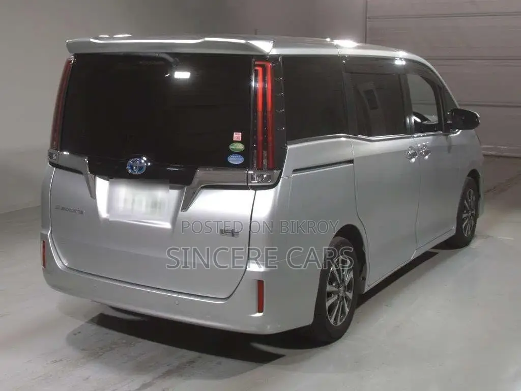 Toyota Esquire GI PKG HYB 2021