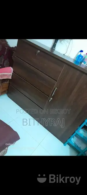 ওয়ারড্রব বিক্রির জন্য বিজ্ঞাপন।