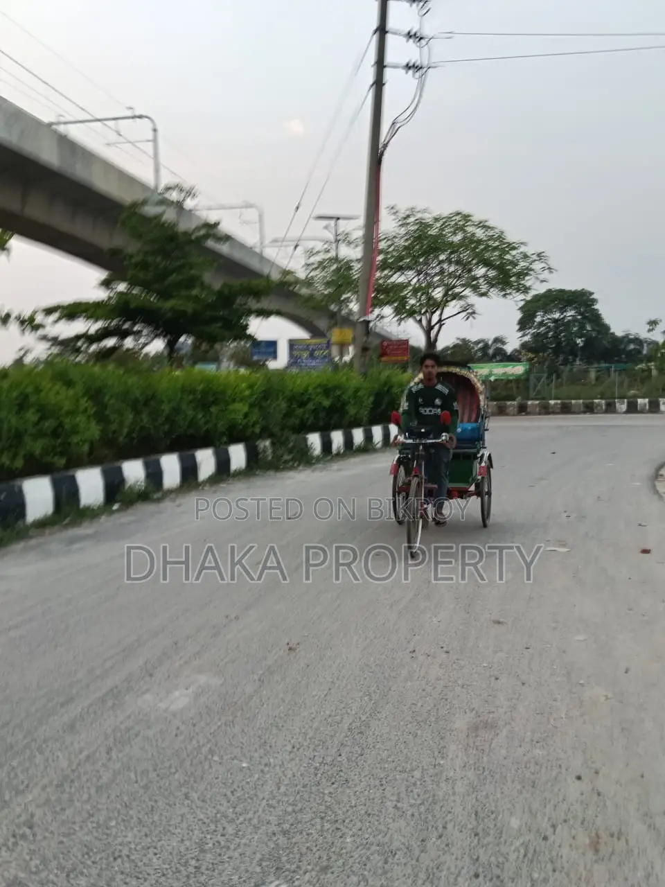 সেক্টর- ১৫/বি-তে মেট্রো স্টেশনের কাছে ৬ কাঠার পশ্চিমমুখী জমি