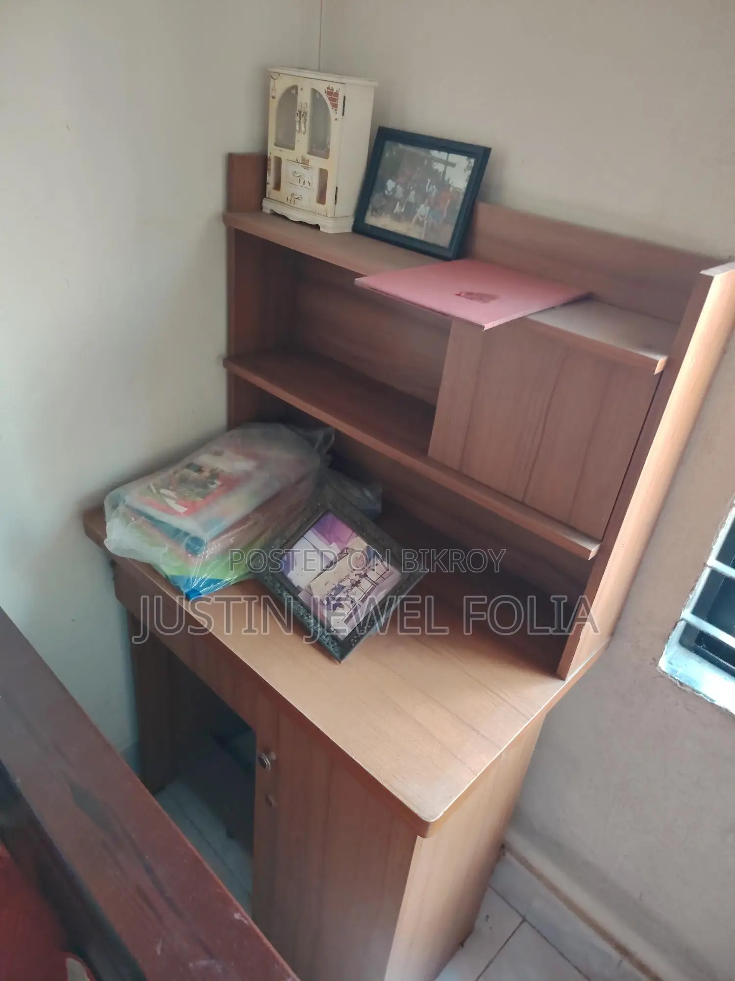 বুকশেলফ টেবিল