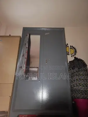 আলমারিটি বিক্রি হবে!