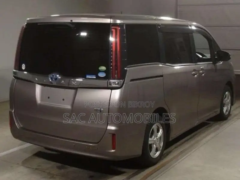 Toyota Noah G edition Hybrid 2020