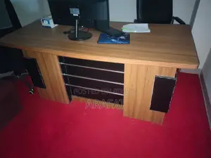 অফিস টেবিল