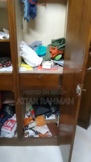 পুরাতন সিরিষ কাঠের আলমারি বিক্রি করা হবে।