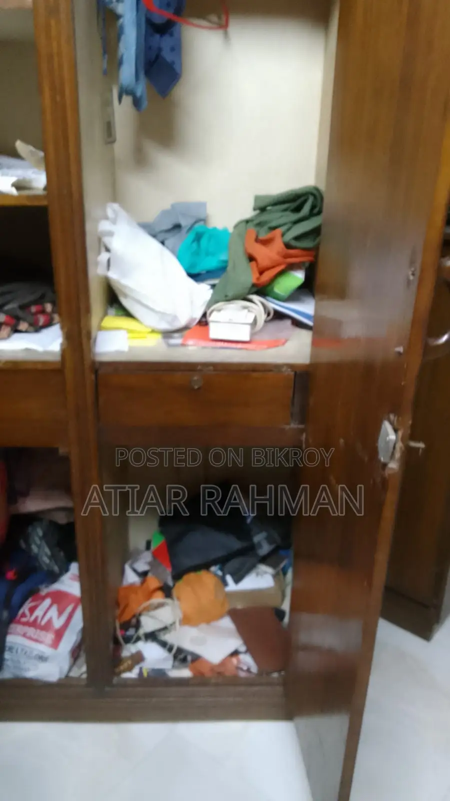 পুরাতন সিরিষ কাঠের আলমারি বিক্রি করা হবে।