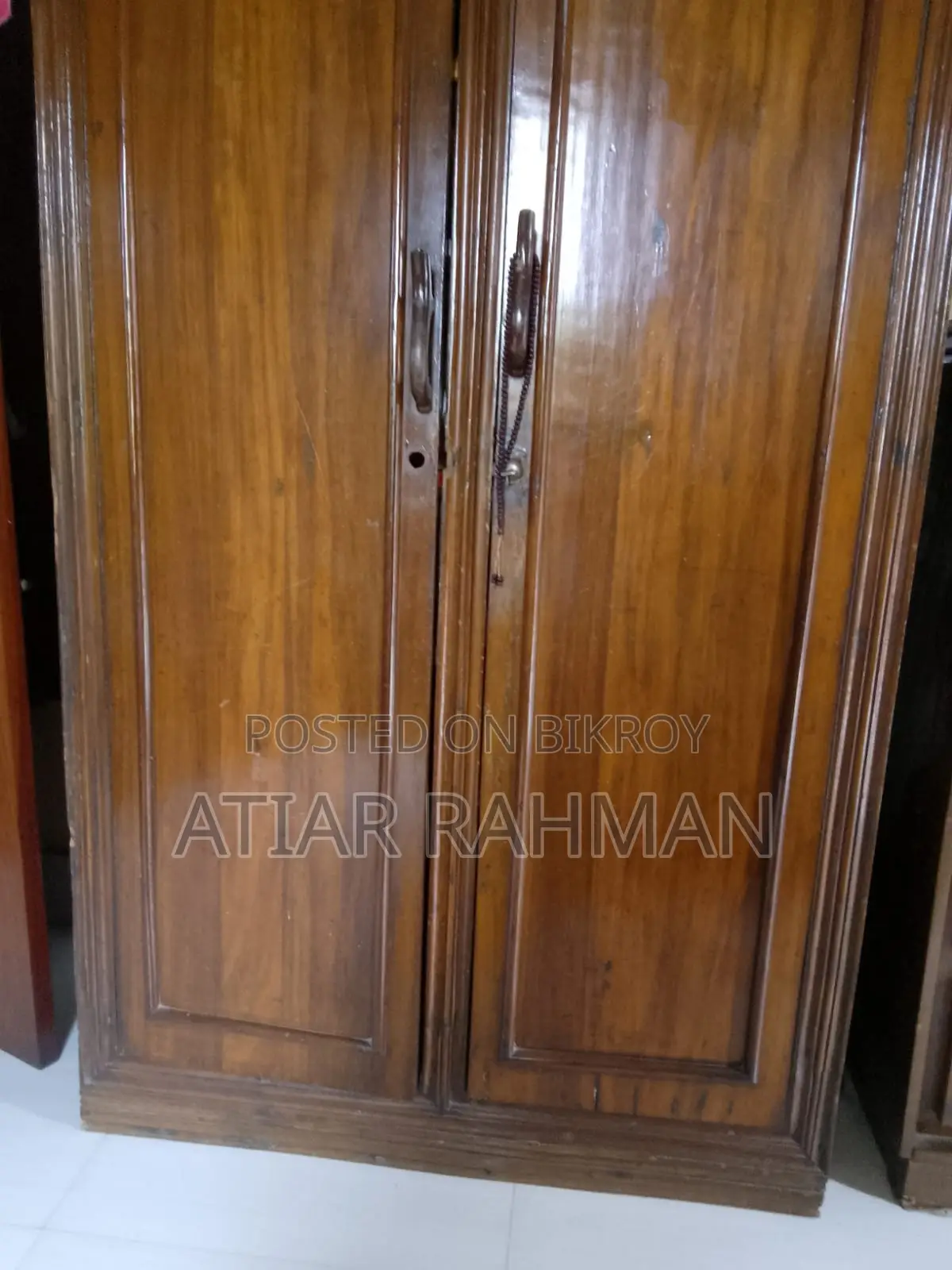 পুরাতন সিরিষ কাঠের আলমারি বিক্রি করা হবে।