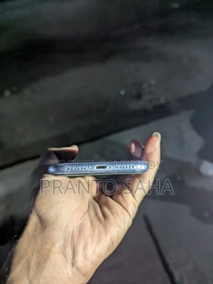 Apple iPhone 11 . (Used)