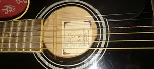 গিটার বিক্রি হবে