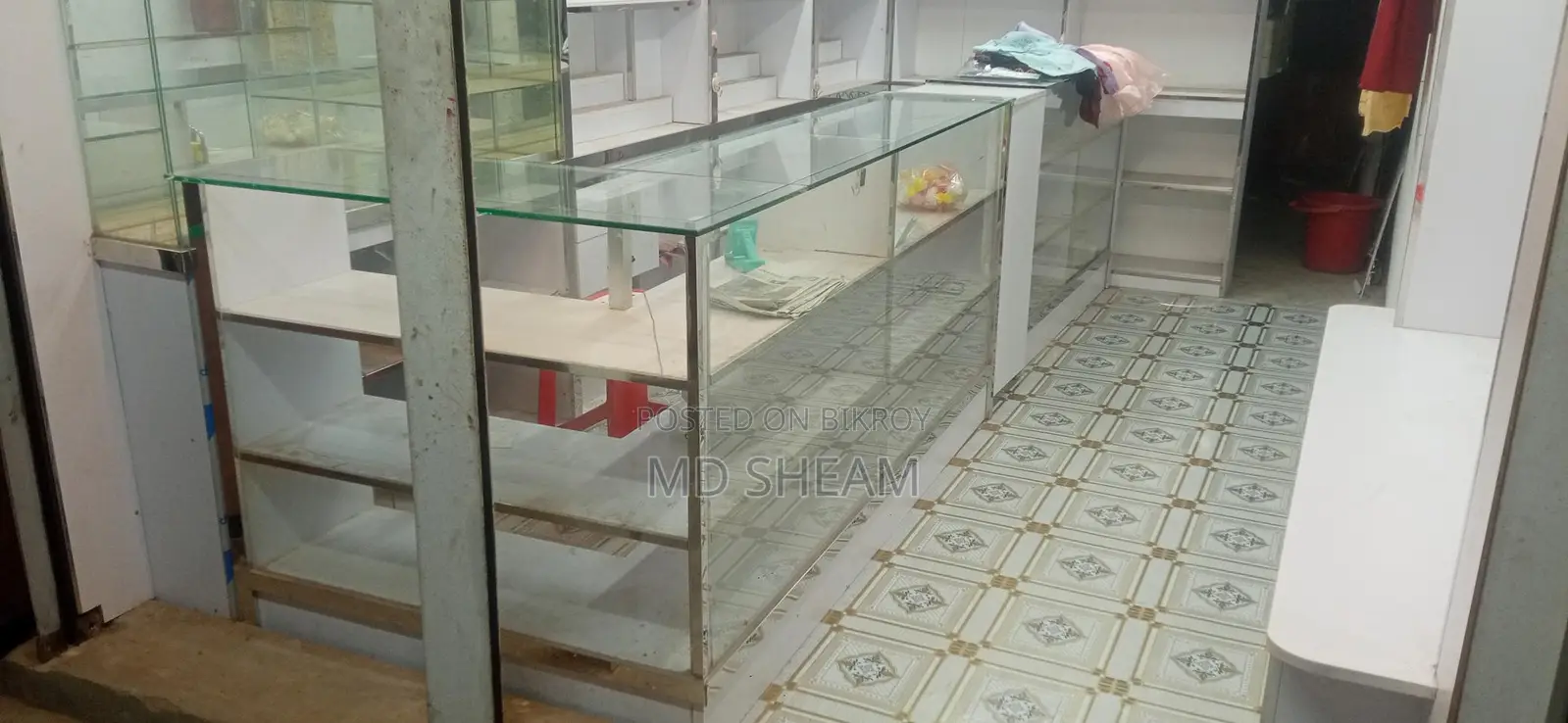 কসমেটিক দোকানের কাউন্টার ও কাচের রেক সকল ডেকোরেশন সিলিং লাইটিং