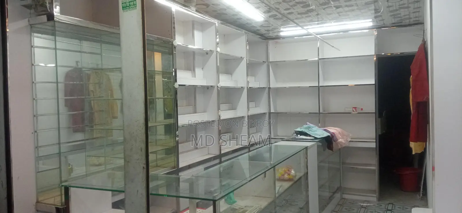 কসমেটিক দোকানের কাউন্টার ও কাচের রেক সকল ডেকোরেশন সিলিং লাইটিং