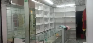 কসমেটিক দোকানের কাউন্টার ও কাচের রেক সকল ডেকোরেশন সিলিং লাইটিং