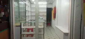 কসমেটিক দোকানের কাউন্টার ও কাচের রেক সকল ডেকোরেশন সিলিং লাইটিং