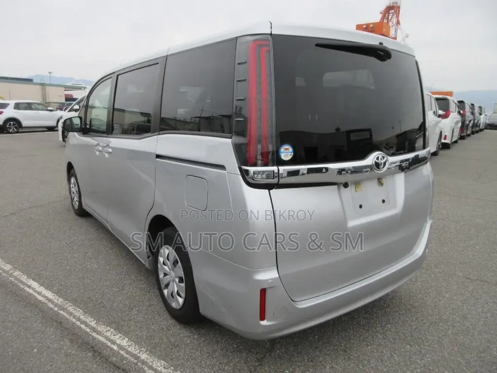 Toyota Noah Non Hybrid X Silver 2021