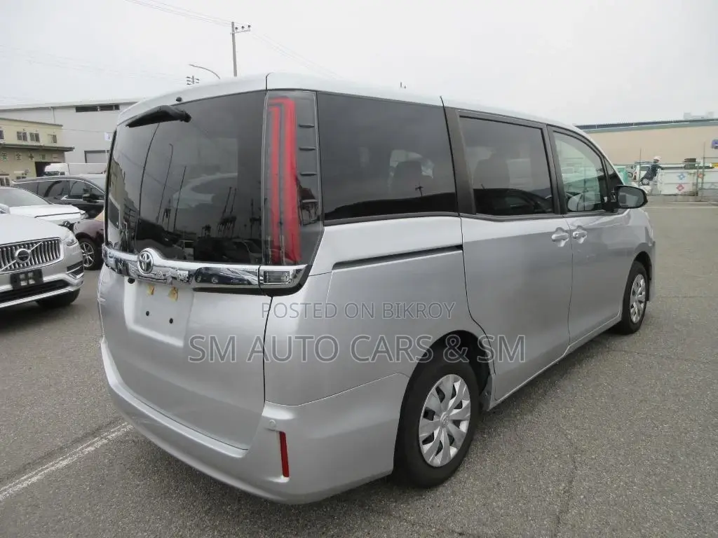 Toyota Noah Non Hybrid X Silver 2021