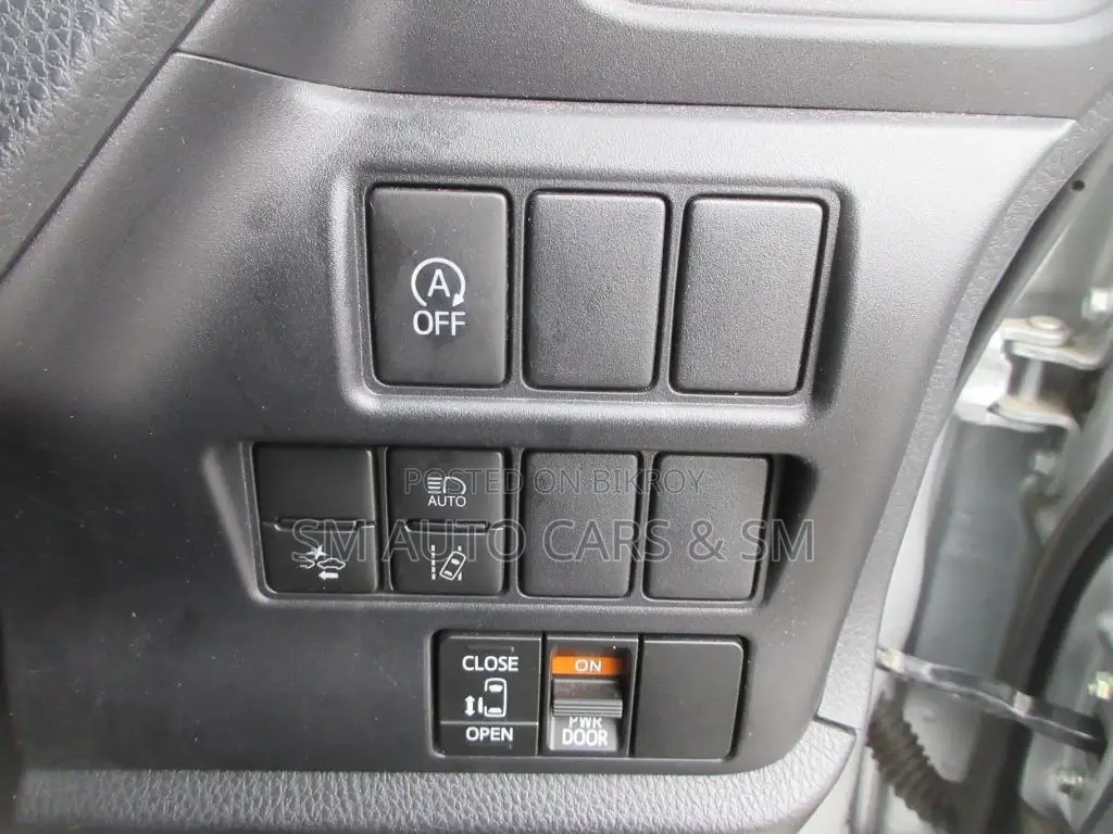 Toyota Noah Non Hybrid X Silver 2021