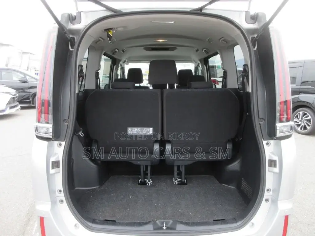 Toyota Noah Non Hybrid X Silver 2021