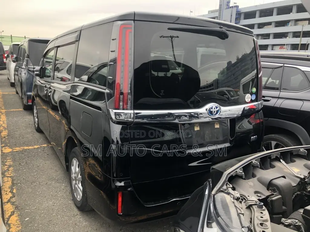 Toyota Noah X Black 4 Point 2021